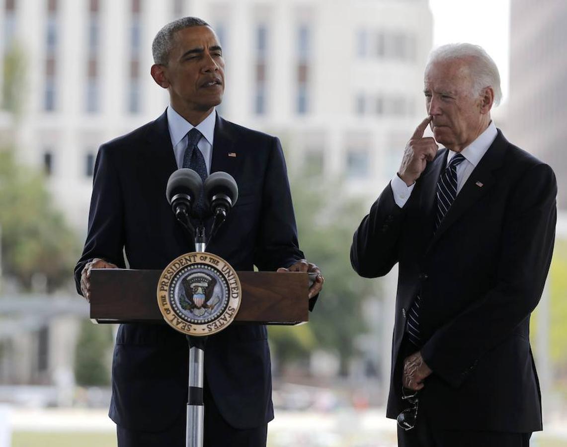 Obama se dirige, observado por Joe Biden, a las familias de las víctimas de la matanza en un club gay de Orlando en un acto privado. 