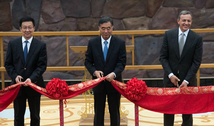 Modesta inauguración. En la modesta ceremonia de apertura participaron el viceprimer ministro chino Wang Yang, el presidente ejecutivo de la compañía, Bob Iger, el secretario general del Partido Comunista de China en Shanghái, Han Zheng, y el alcalde de la ciudad, Yang Xiong