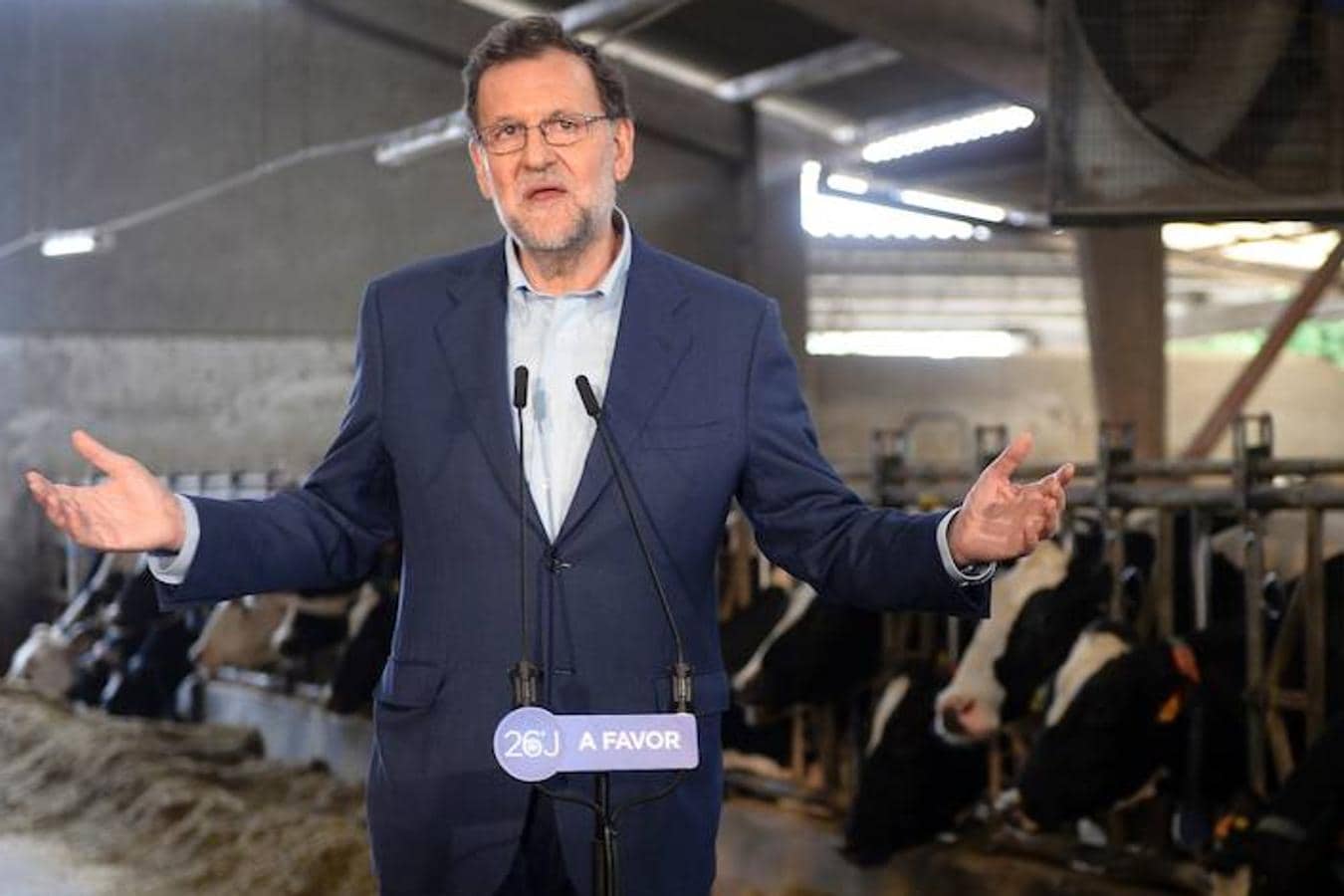 Mariano Rajoy durante su discurso en la explotación ganadera que ha visitado en Asturias