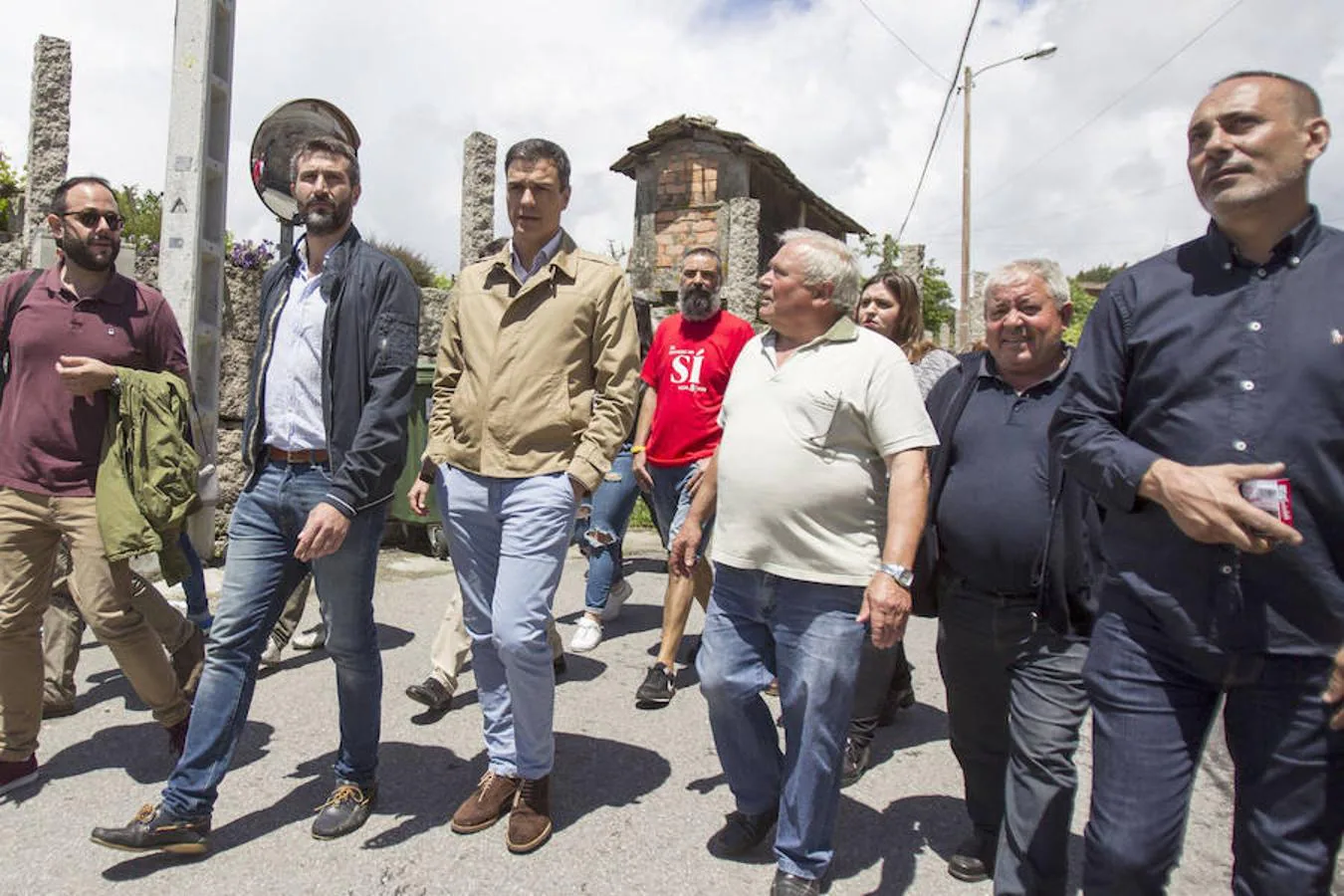 El secretario general del PSOE, Pedro Sánchez, visita el lugar rural de Castrogudín dentro de la campaña «puerta a puerta» de cara a las elecciones del 26J