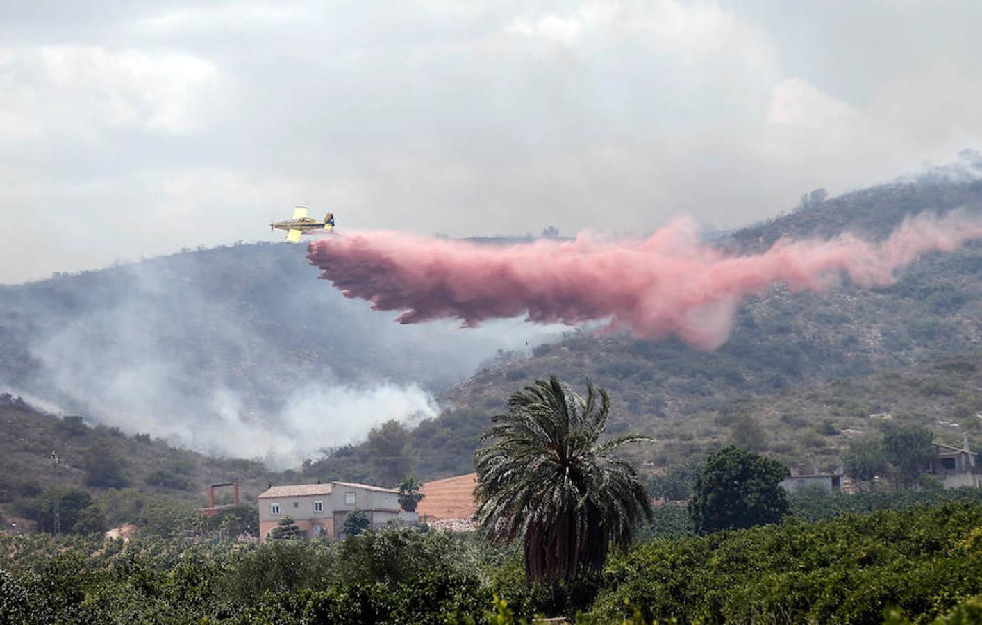 Tareas de extinción del incendio declarado en Bolbaite