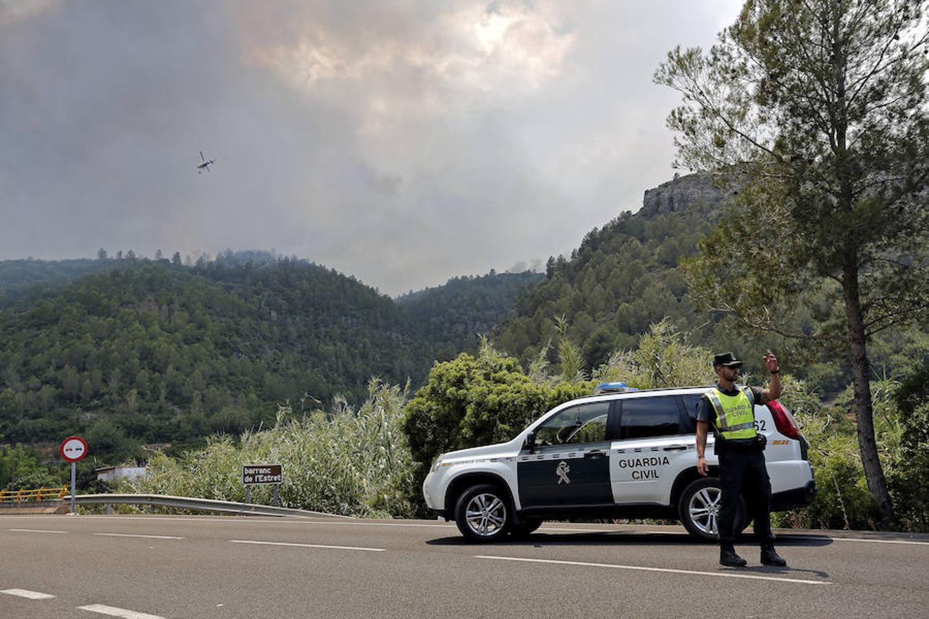 La Guardia Civil ha cortado la carretera entre las localidades de la Barraca d'Aigues Vives y Carcaixent