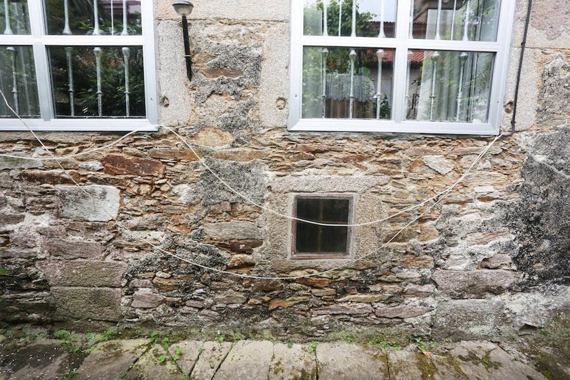 Ventanales, dinteles, las casas parroquiales están llenas de elementos aprovechados del viejo claustro. 