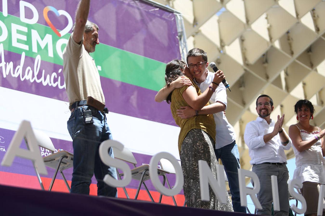 Íñigo Errejón abraza a la Secretaria general de Podemos Andalucía, Teresa Rodríguez