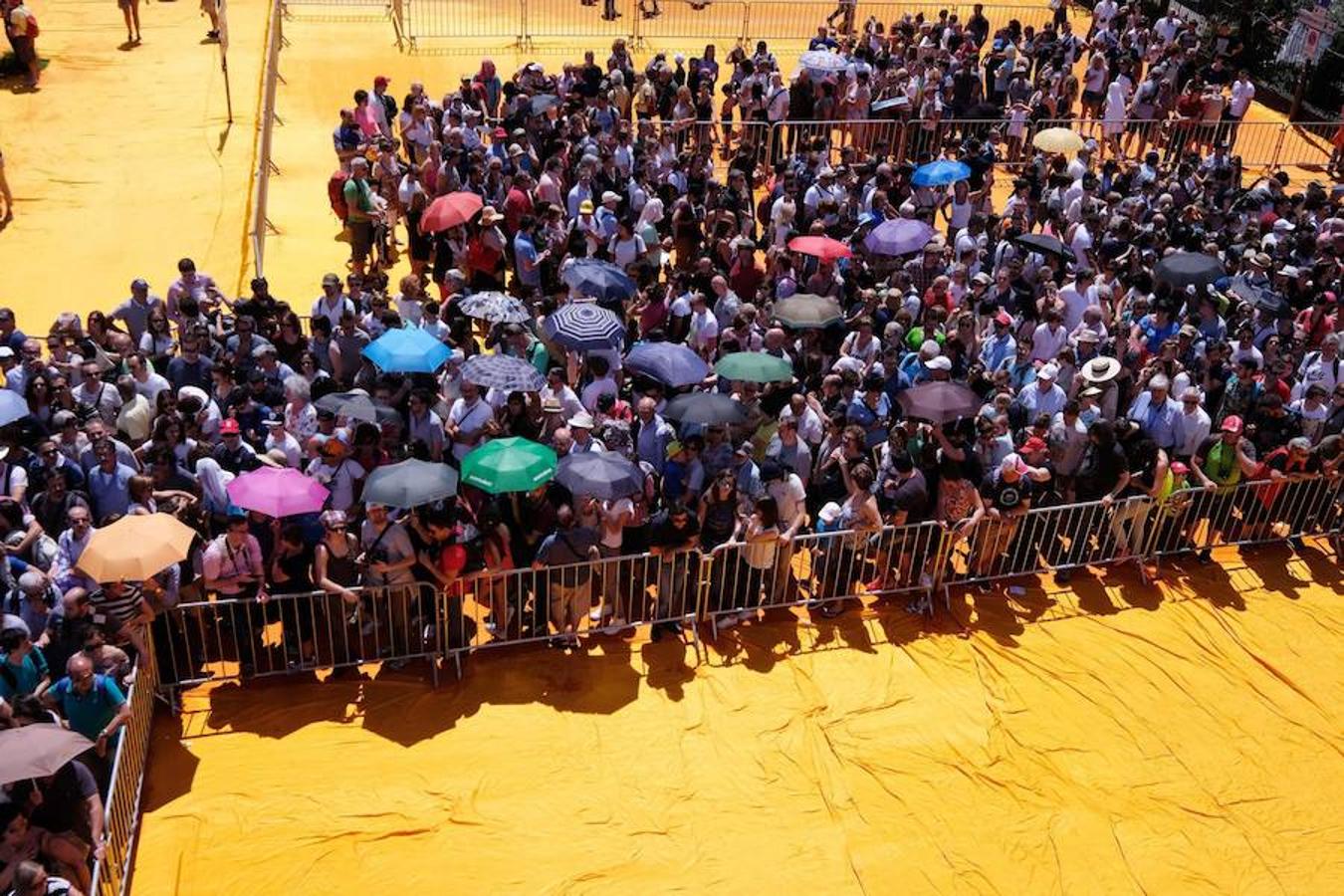 Gran expectación. Hubo largas colas para entrar en el puente