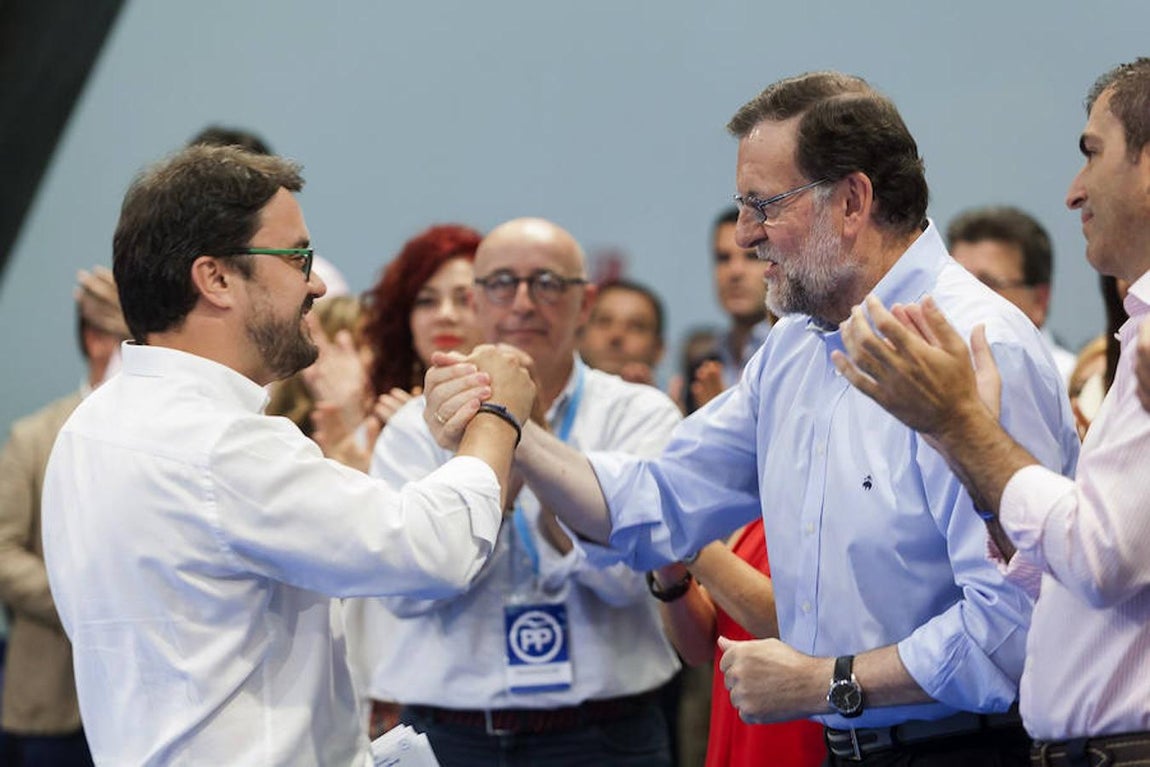 El candidato del Partido Popular saluda al secretario autonómico del Partido Popular en Canarias, Asier Antona. 