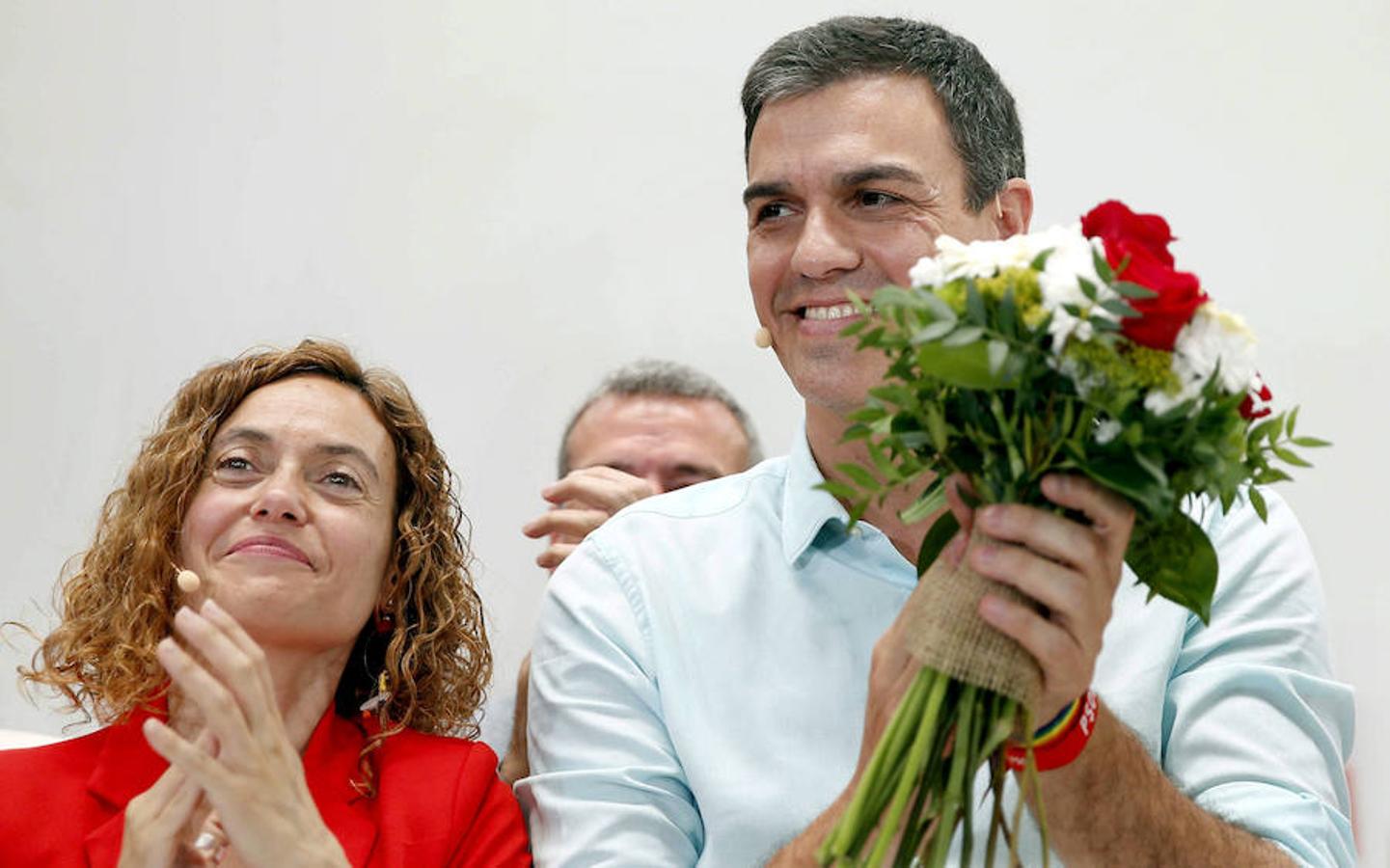 Pedro Sánchez, y la candidata del Partido Socialista Catalán (PSC) en las elecciones generales, Meritxell Batet, al inicio del acto