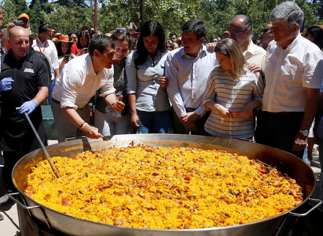 El líder de Ciudadanos, Albert Rivera, viajó de regreso a Madrid para celebrar en el parque de Berlín una fiesta con actividades y juegos para niños, donde han podido disfrutar de tres paellas gigantes. 