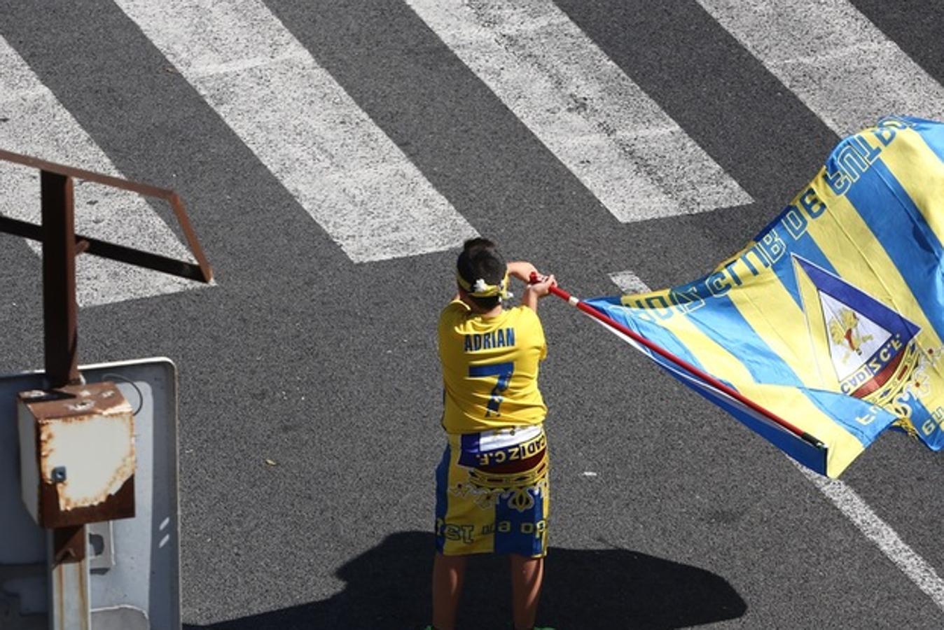 FOTOS: Espectacular recibimiento de la afición al Cádiz CF