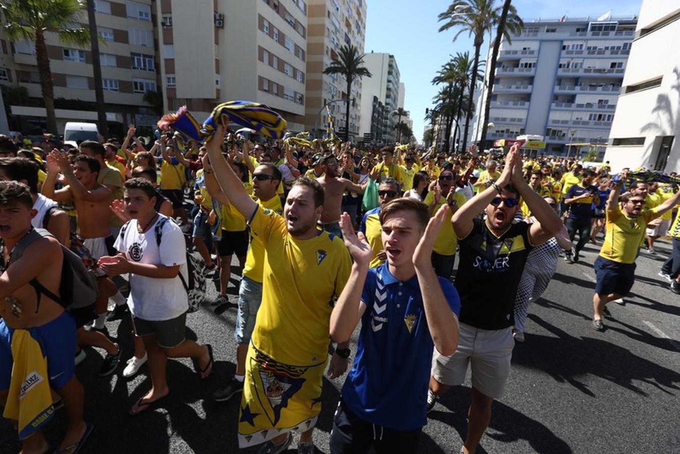 FOTOS: Espectacular recibimiento de la afición al Cádiz CF