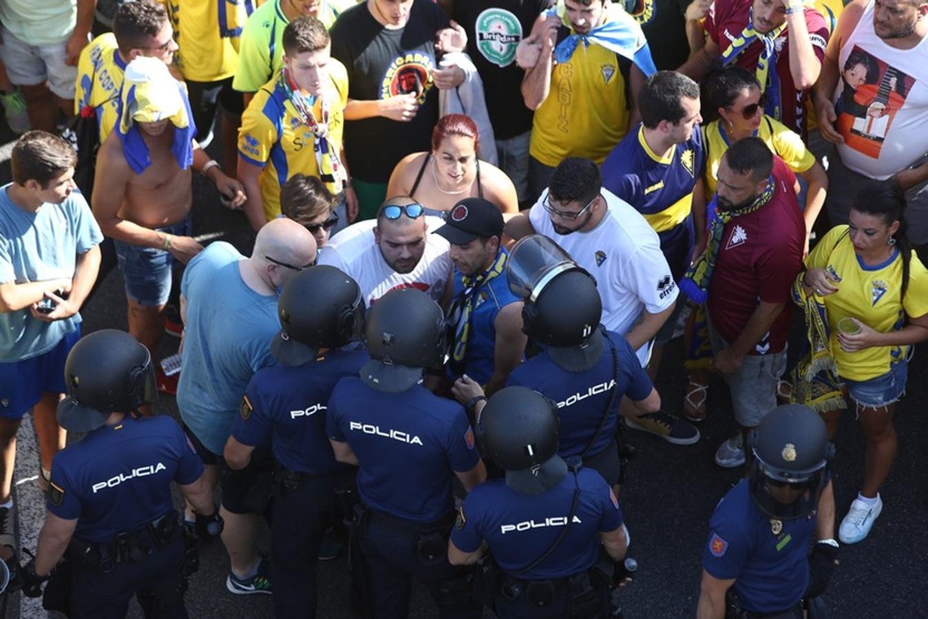 FOTOS: Espectacular recibimiento de la afición al Cádiz CF