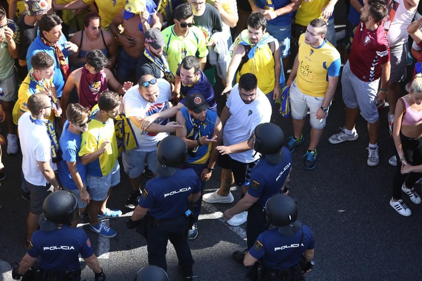 FOTOS: Espectacular recibimiento de la afición al Cádiz CF