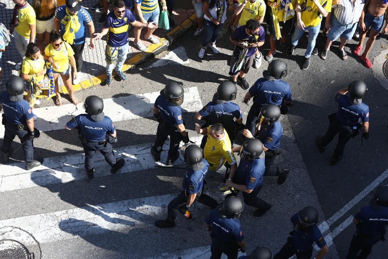 FOTOS: Espectacular recibimiento de la afición al Cádiz CF