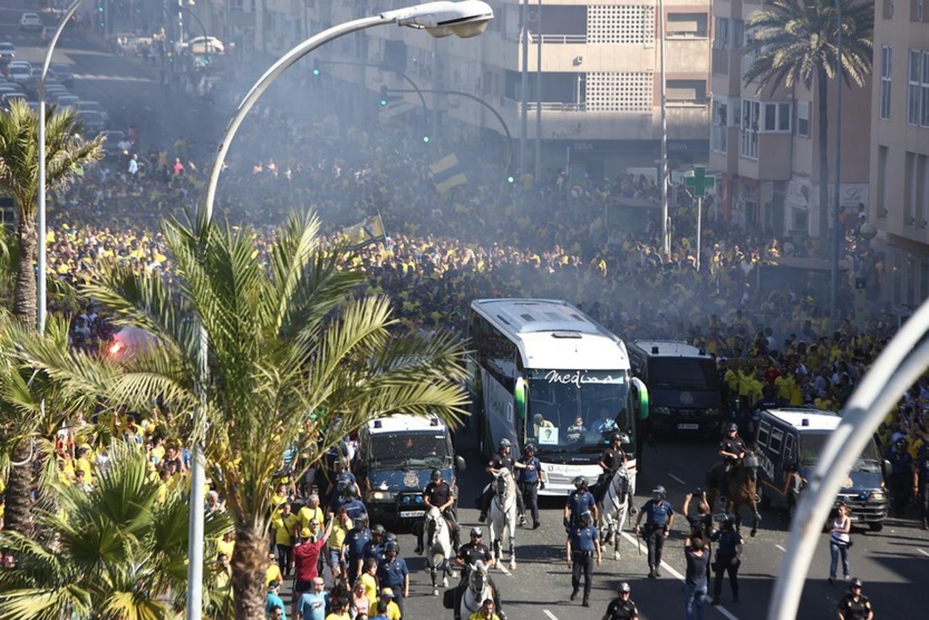 FOTOS: Espectacular recibimiento de la afición al Cádiz CF