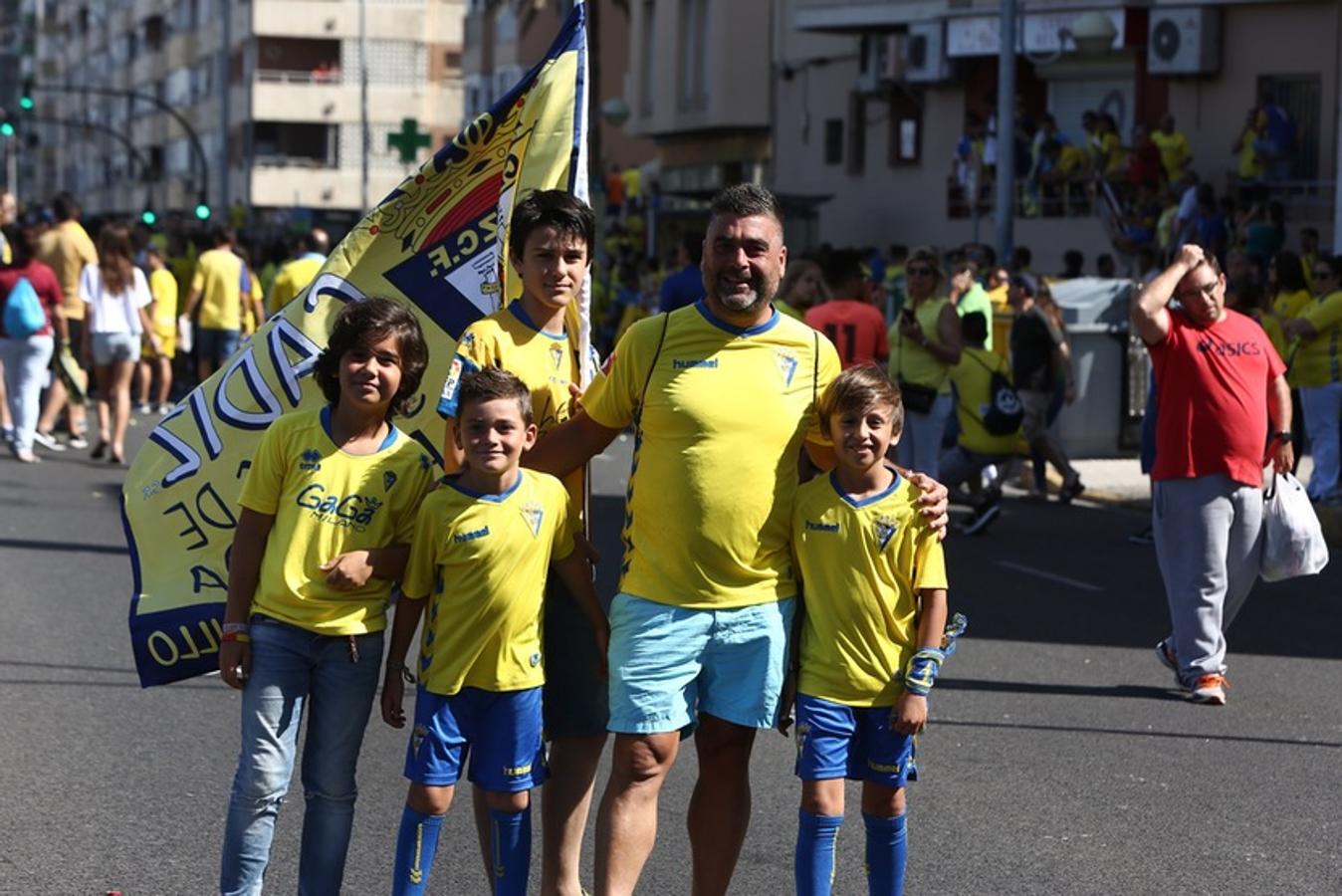 FOTOS: Espectacular recibimiento de la afición al Cádiz CF