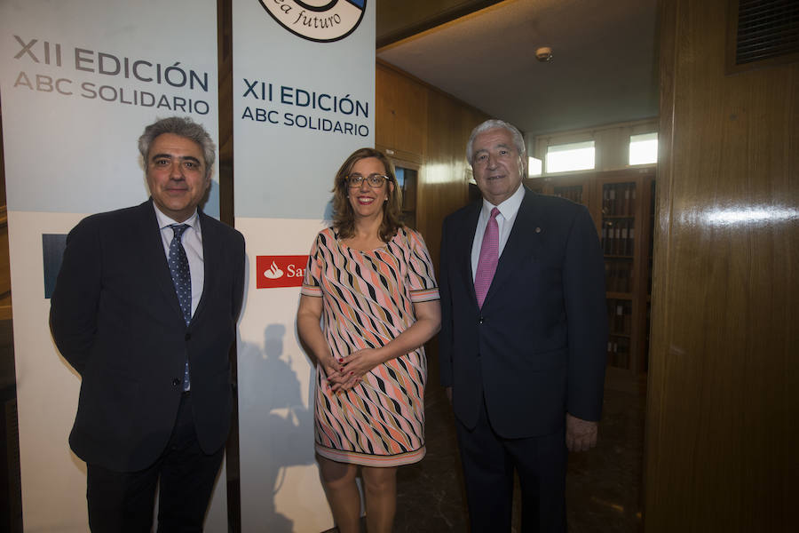La presidenta de la Diputación de Palencia, Ángeles Armisén junto a Rafael del Río (derecha) y Juan Carlos Prieto Vielba, vicepresidente y director general de la Fundación Santa María la Real del Patrimonio Histórico. 