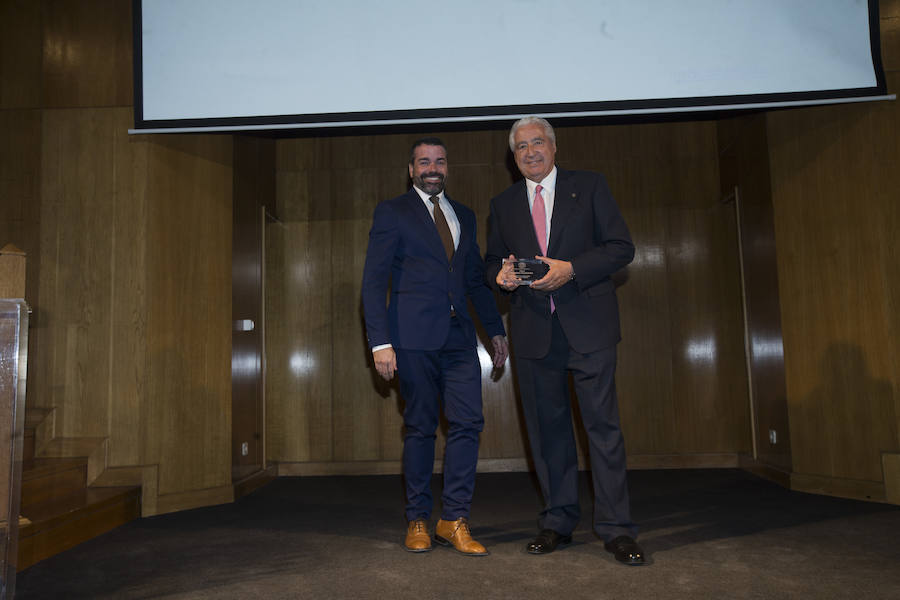 Jaume San Llorente, presidente de Sonrisas de Bombay entreta el premio a Rafael del Rio Sendino, vicepresidente de la Fundación Santa María la Real del Patrimonio Histórico. 