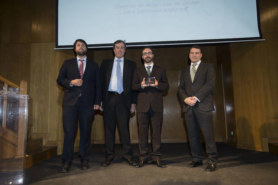 Koldo de Miguel, Miguel Hernando y Alberto Brunete reciben el premio por su trabajo de investigación «Sistema de detección de caída para personas mayores» de manos del profesor de ética empresarial del IESE, Joan Fontrodona