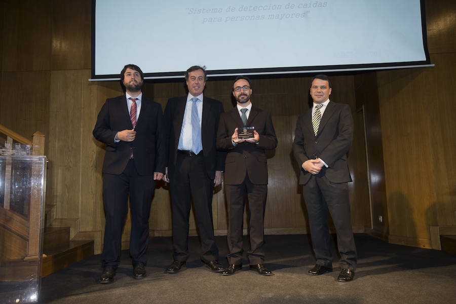 Koldo de Miguel, Miguel Hernando y Alberto Brunete reciben el premio por su trabajo de investigación «Sistema de detección de caída para personas mayores» de manos del profesor de ética empresarial del IESE, Joan Fontrodona. 
