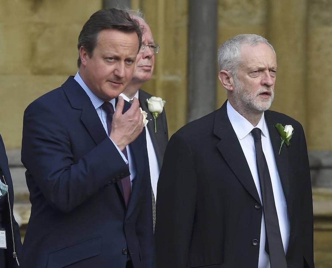 David Cameron camina hacia el Parlamento junto al líder de la oposición Jeremy Corbyn, del Partido Laborista, para rendir homenaje a la diputada asesinada. 