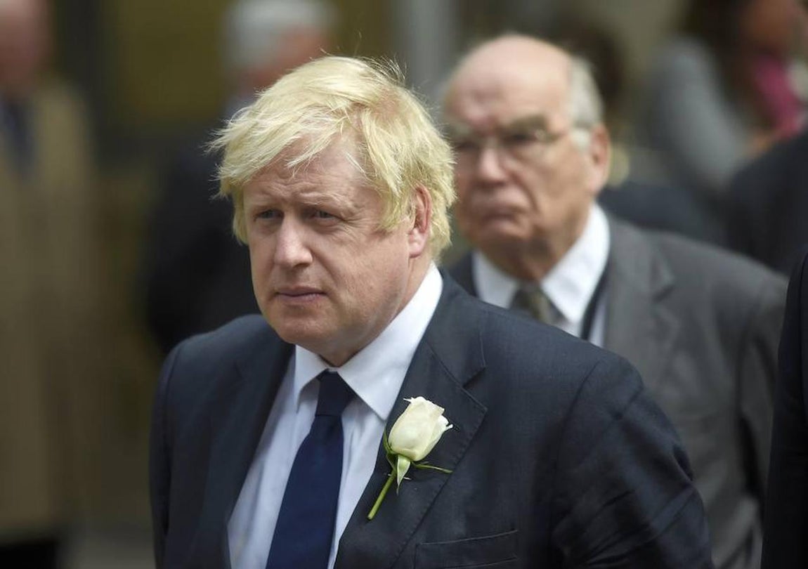 Boris Johnson, exalcalde de Londres, también acude con una flor blanca. 