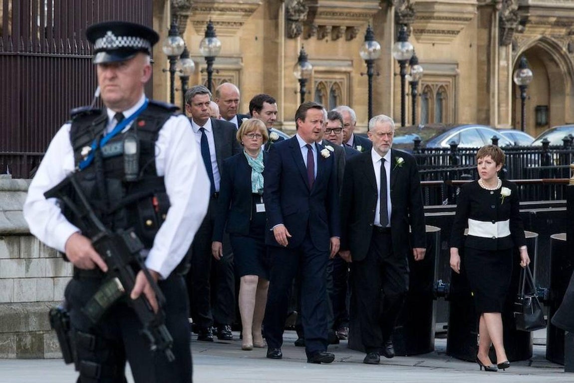 Los diputados al salir del Parlamento este lunes. 
