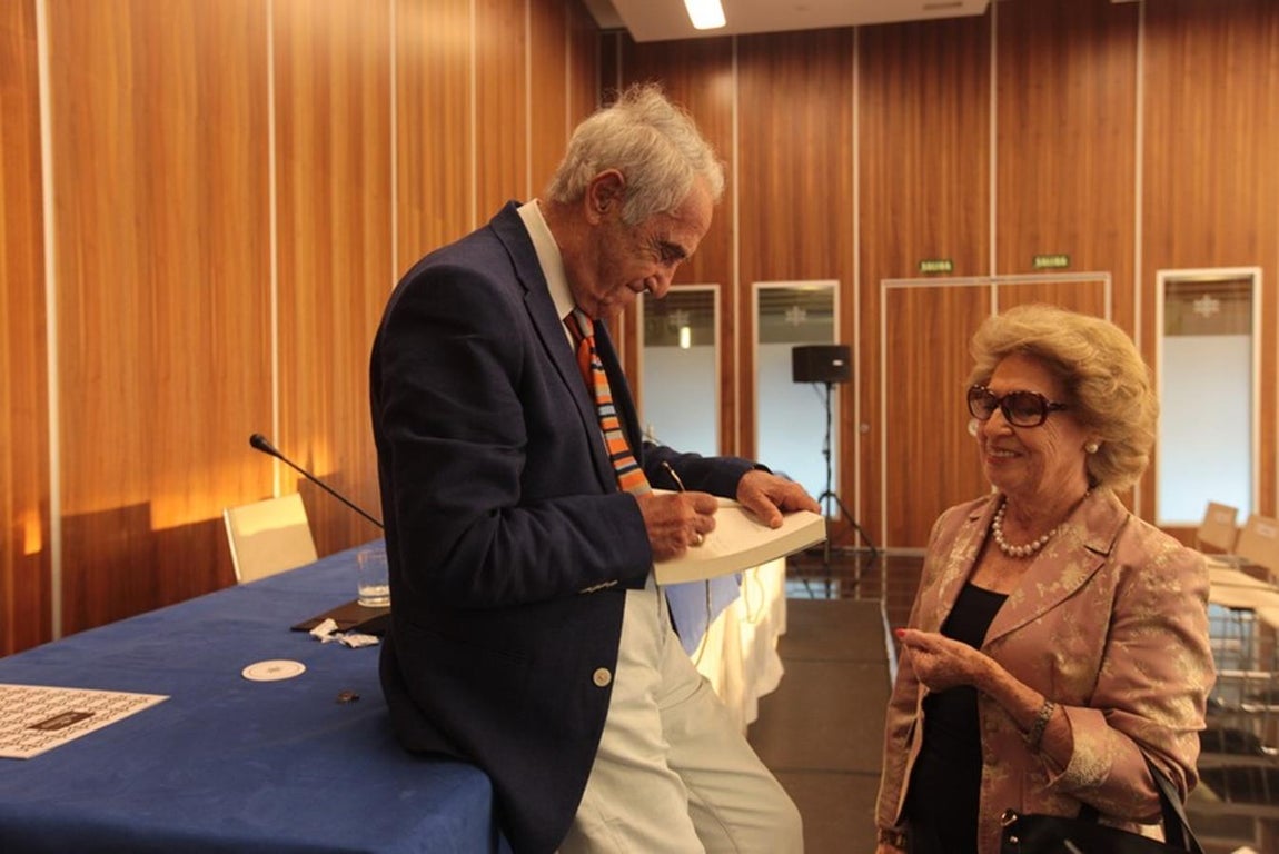 Las imágenes de la charla de José María Carrascal y Juan Fernández Miranda en el ciclo &#039;Cádiz Futuro&#039;