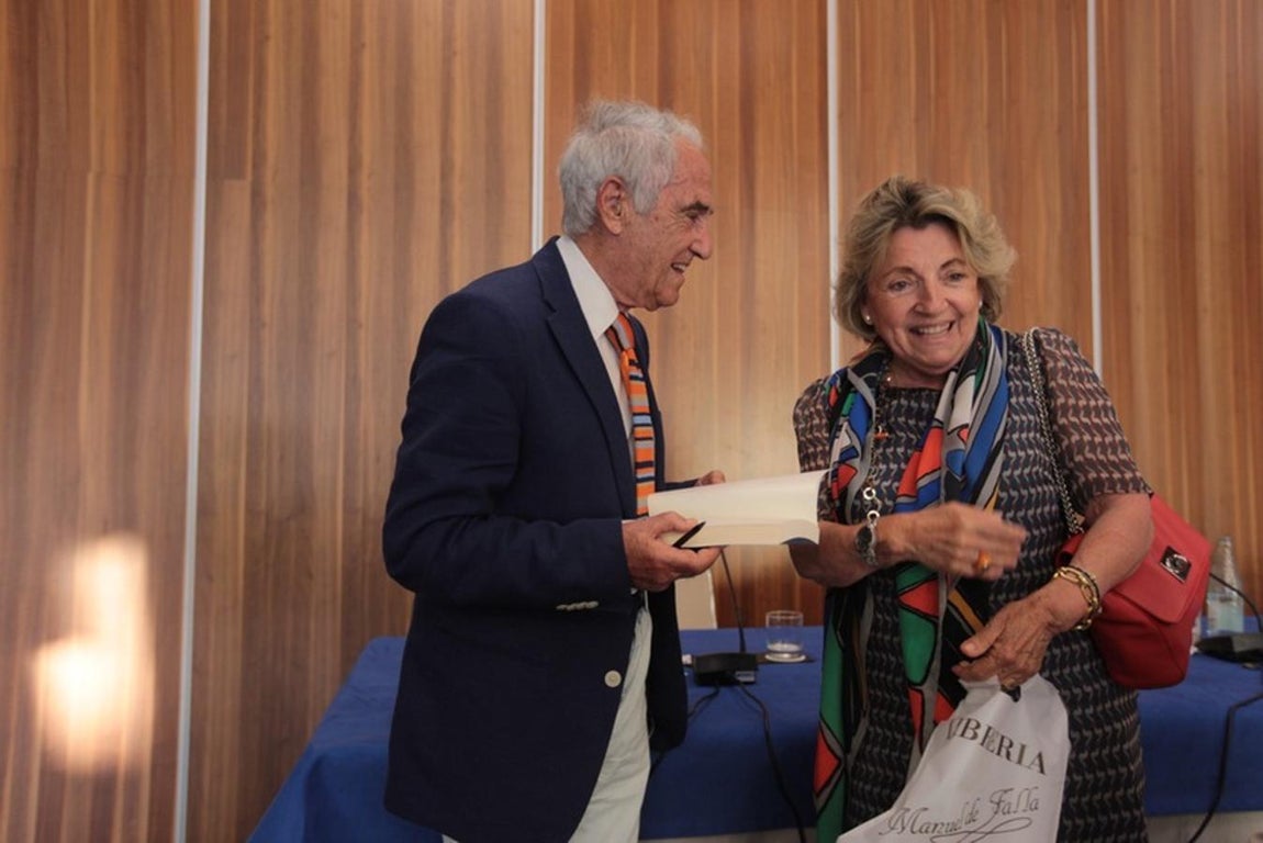 Las imágenes de la charla de José María Carrascal y Juan Fernández Miranda en el ciclo &#039;Cádiz Futuro&#039;