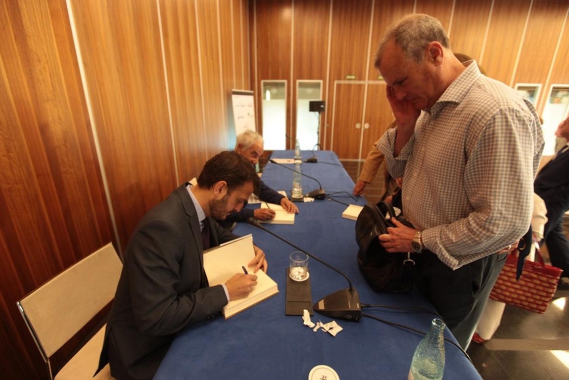 Las imágenes de la charla de José María Carrascal y Juan Fernández Miranda en el ciclo &#039;Cádiz Futuro&#039;