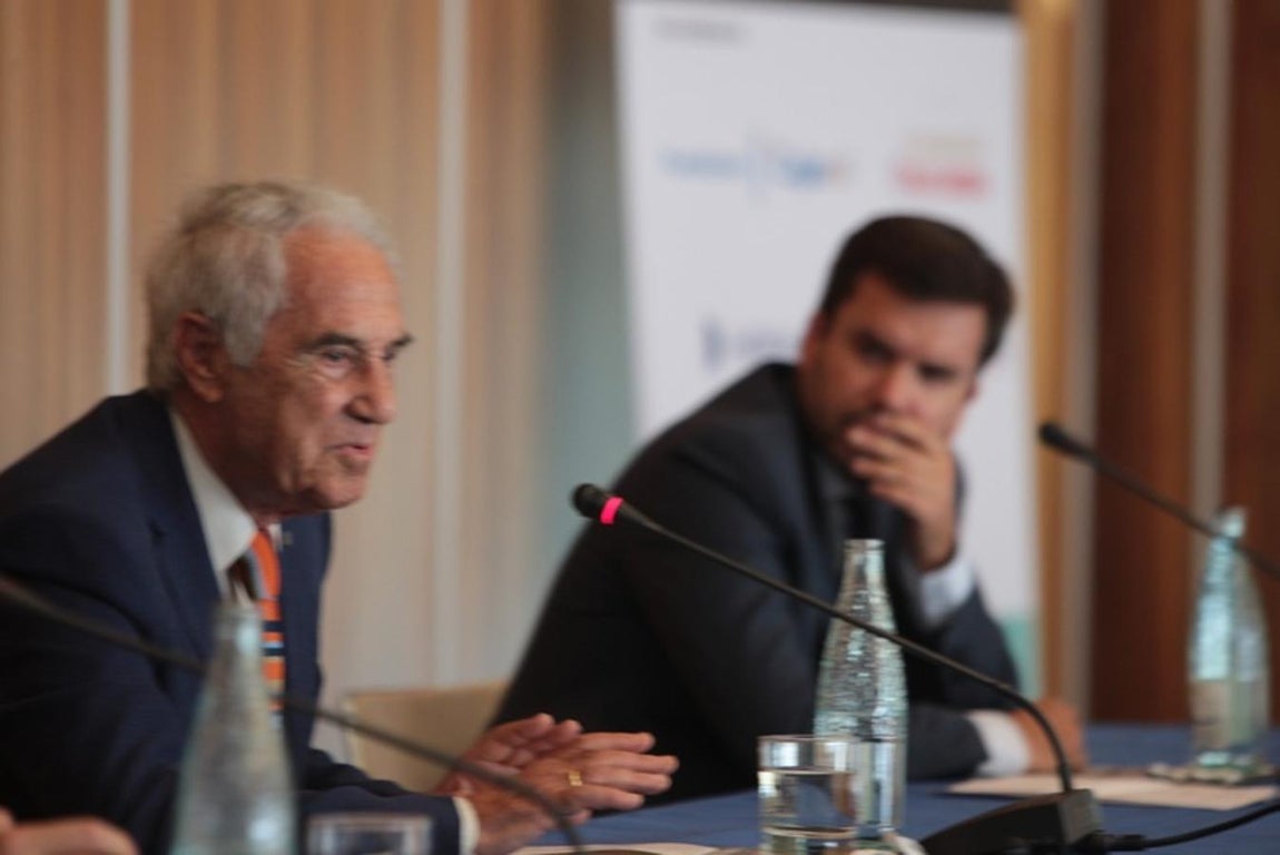 Las imágenes de la charla de José María Carrascal y Juan Fernández Miranda en el ciclo &#039;Cádiz Futuro&#039;