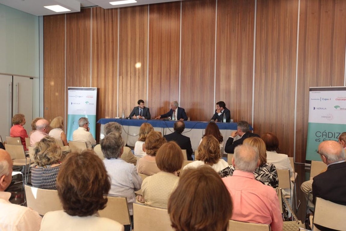 Las imágenes de la charla de José María Carrascal y Juan Fernández Miranda en el ciclo &#039;Cádiz Futuro&#039;
