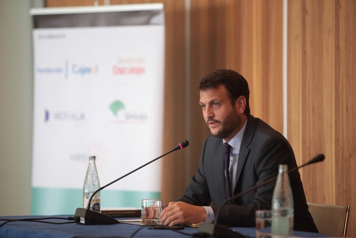 Las imágenes de la charla de José María Carrascal y Juan Fernández Miranda en el ciclo &#039;Cádiz Futuro&#039;