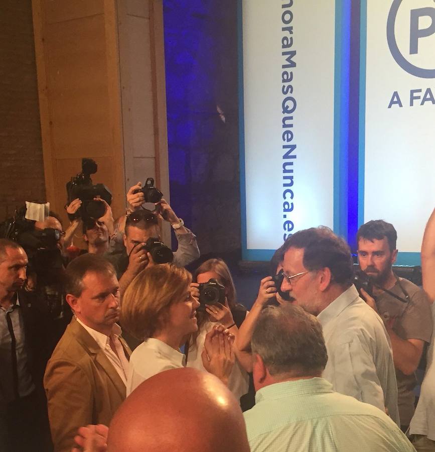 Rajoy saluda a Cospedal