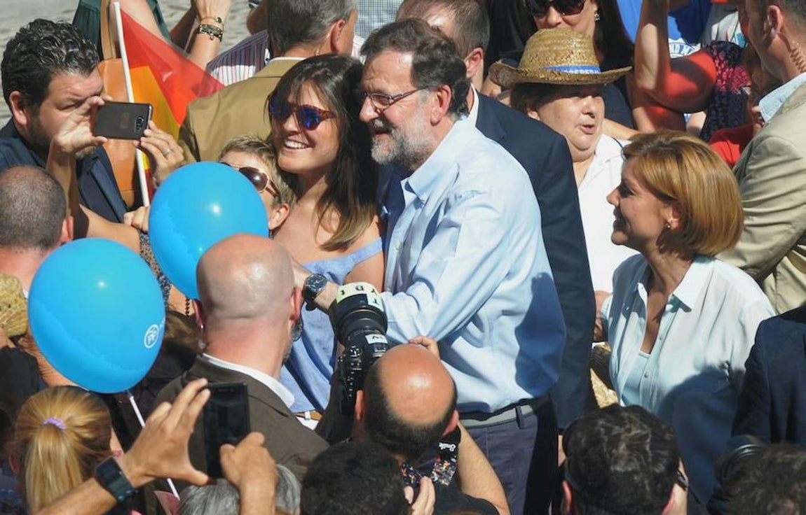 Rajoy ha tardado cerca de 20 minutos en recorrer un espacio de 20 metros entre numerosos «selfies» y abrazos. 