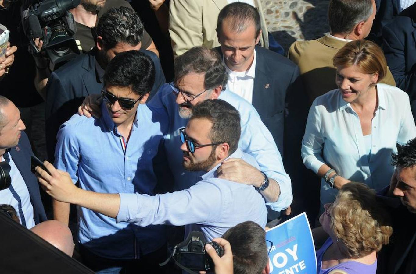 Rajoy ha tardado cerca de 20 minutos en recorrer un espacio de 20 metros entre numerosos «selfies» y abrazos