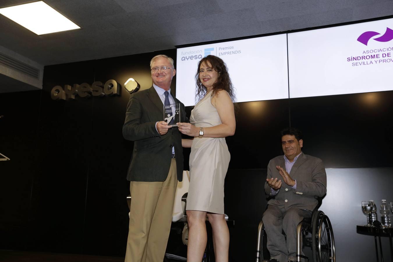 Joaquín López-Sáez Rodríguez-Piñero, presidente de la Asociación Síndrome de Down de Sevilla y provincia, recibiendo uno de los premios