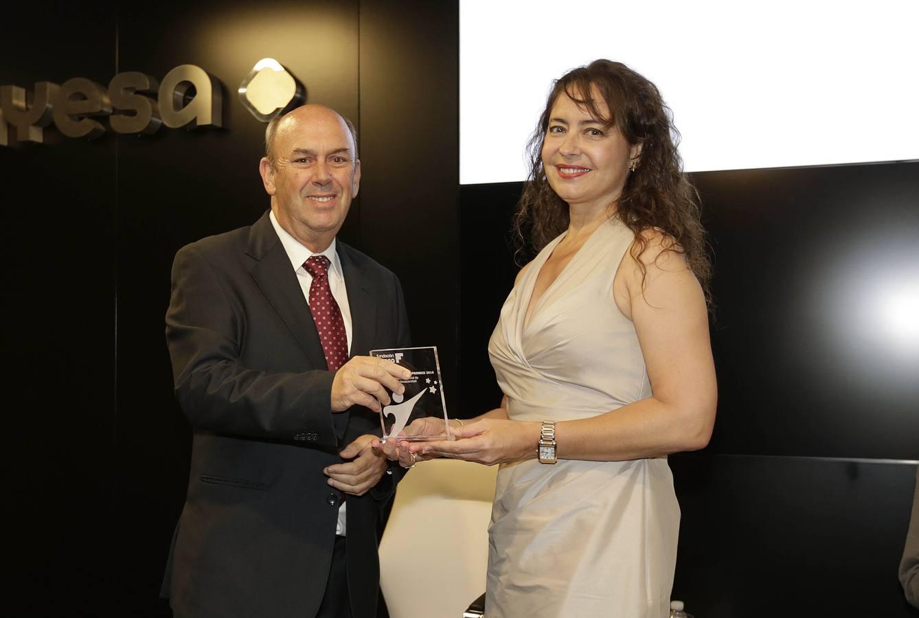 Francisco Javier Castro Ibáñez, presidente de la Asociación UPACE Unión de Parálisis Cerebral de San Fernando, recoge uno de los premios Emprendis