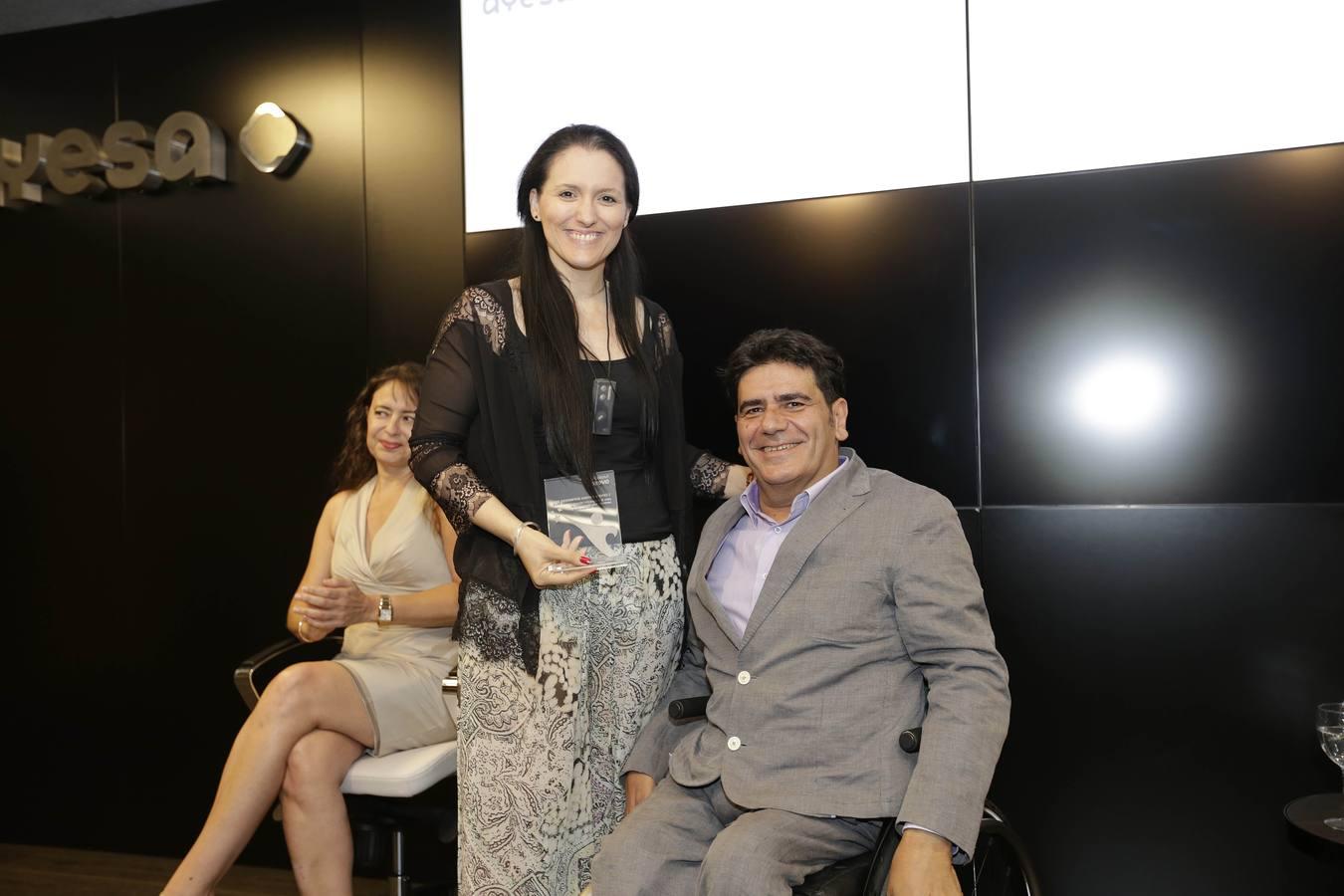 La presidenta de la Federación Provincial de Asociaciones de Personas con Discapacidad Física y Orgánica de Córdoba (FEPAMIC), Sara Rodríguez Pérez, recibe el premio de manos de Gonzalo Rivas, director general de Personas con Discapacidad de la Junta de Andalucía