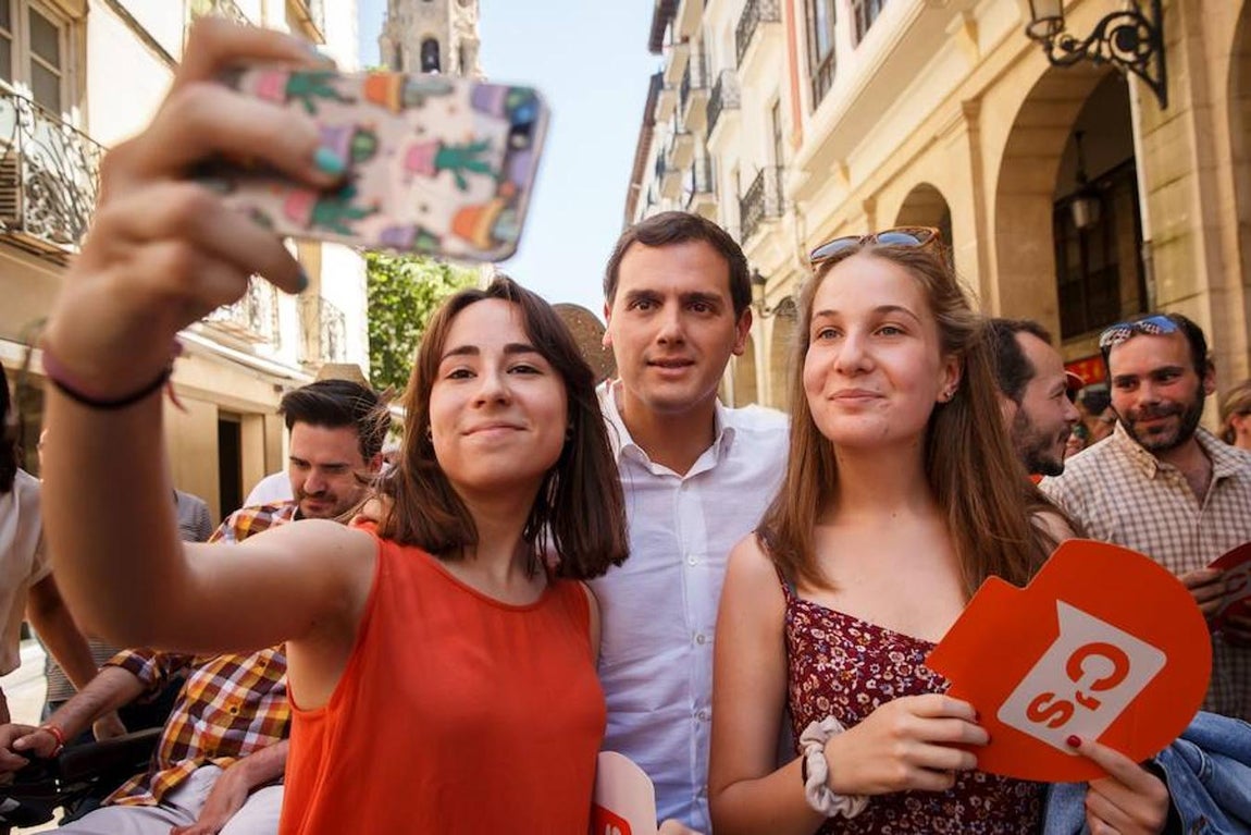 Albert Rivera fotografiándose con los asistentes al mitin de Logroño. 