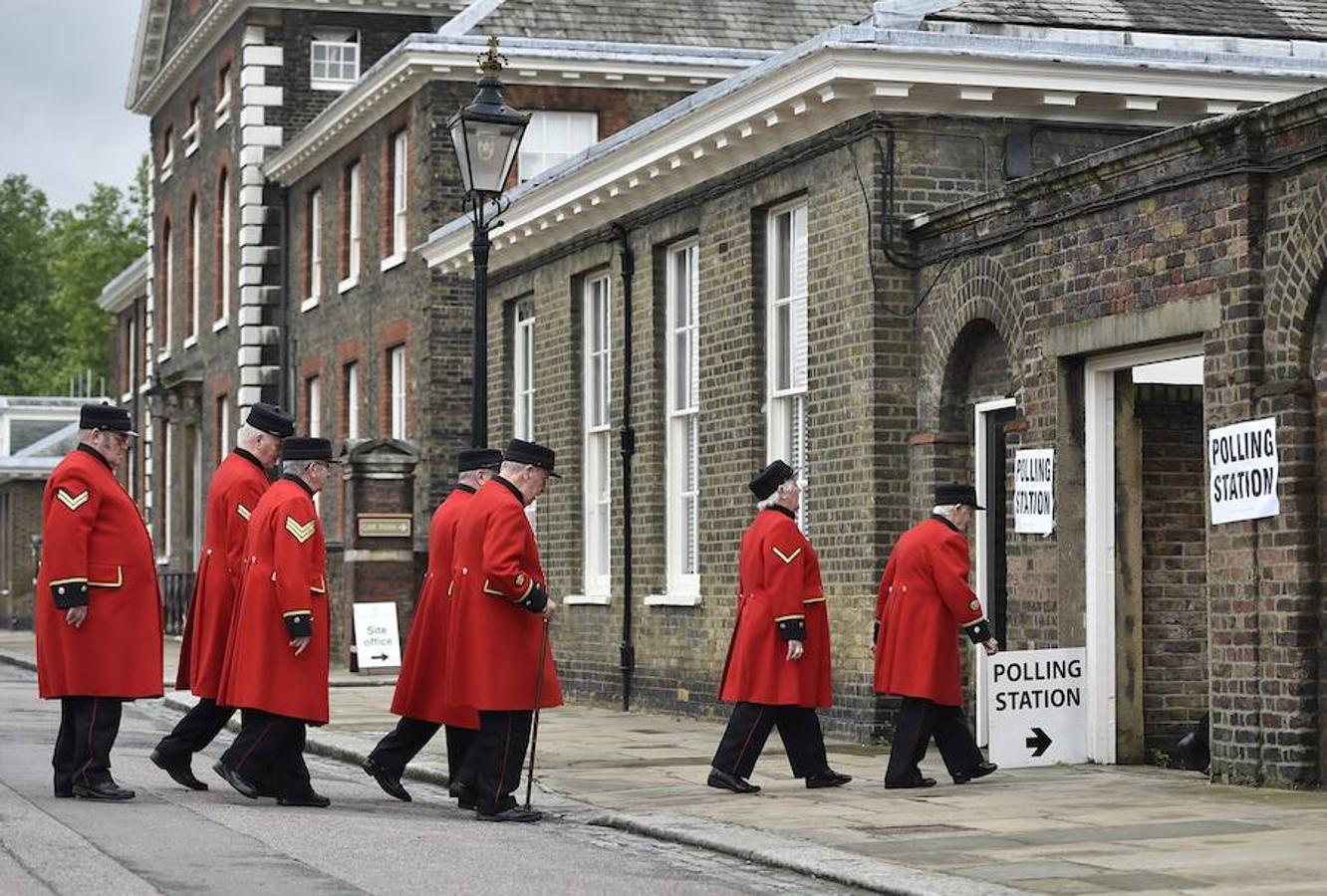 Jubilados de la armada británica, residentes del Royal Hospital de Chelsea, llegan a un colegio electoral de Londres 