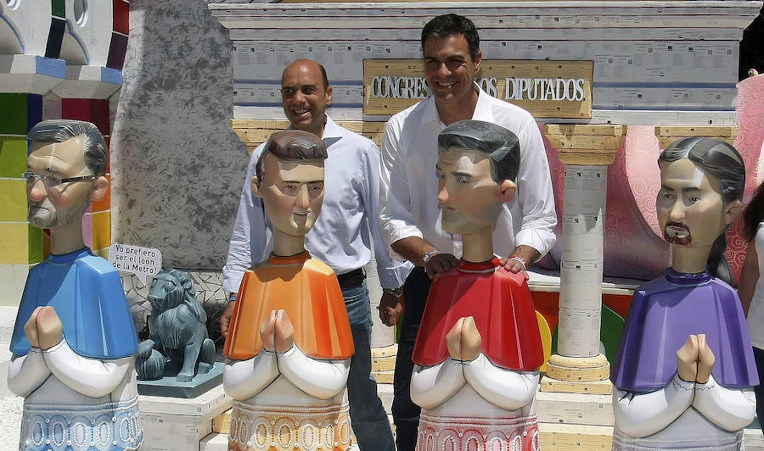 Pedro Sánchez, posa junto a su «ninot» y los que representan a Mariano Rajoy, Albert Rivera y Pablo Iglesias, en la hoguera ganadora este año en Alicante.