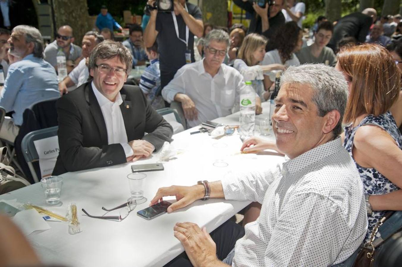 El cabeza de lista de CDC, Francesc Homs, y el presidente de la Generalitat, Carles Puigdemont, al inicio de la comida celebrada con motivo del acto de final de campaña de CDC en Girona celebrado en el Parc de la Devesa.