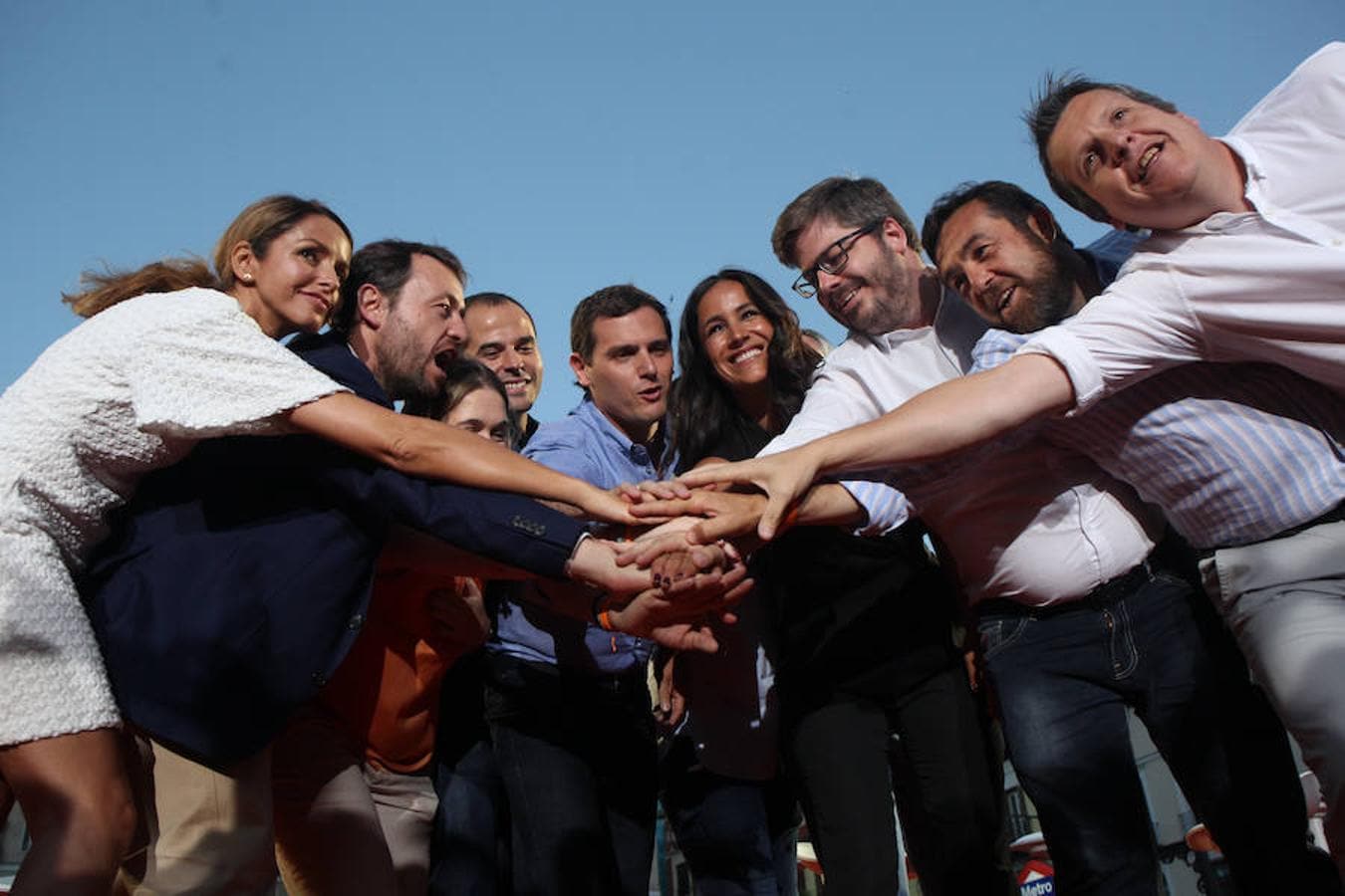 El equipo de Ciudadanos posa en su acto de cierre de campaña en Madrid