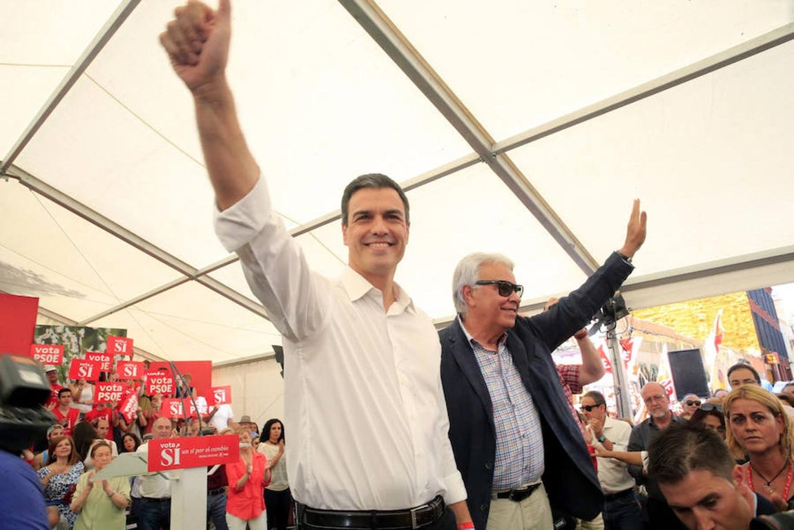 Pedro Sánchez y Felipe González, este viernes. 