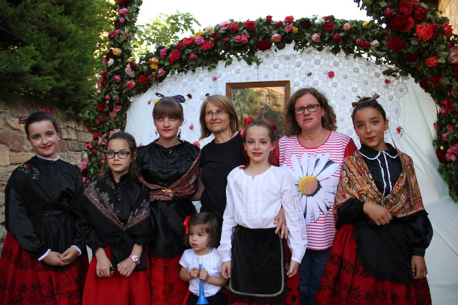 Jóvenes con el traje típico seguntino en el barrio del Tinte. 