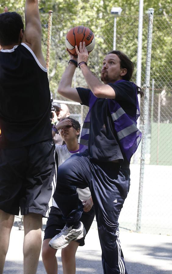 El candidato al presidencia de Unidos Podemos, Pablo Iglesias, ha pasado la mañana junto a militantes y simpatizantes del partido en un ambiente distendido jugando varios partidos de fútbol y baloncesto en la Ciudad Universitaria de la Universidad Complutense de Madrid. 