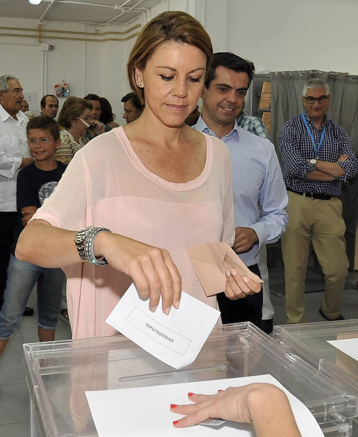 La presidenta del PP de Castilla-La Mancha, María Dolores Cospedal, en el colegio electoral de Albacete, tras ella, el alcalde de la ciudad, Javier Cuenca. 