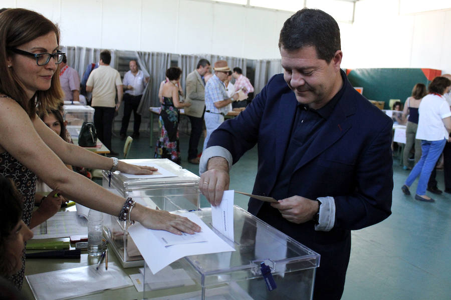 El presidente de Castilla-La Mancha, Emiliano García-Page, ha votado en el colegio Ciudad de Nara de Toledo. 