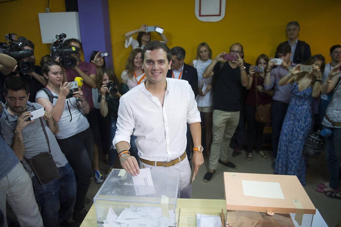 Rivera introduce su voto en la urna. 