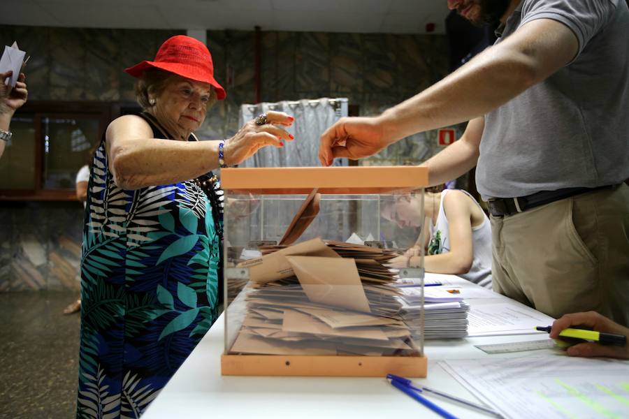 Una mujer deposita su voto en la urna